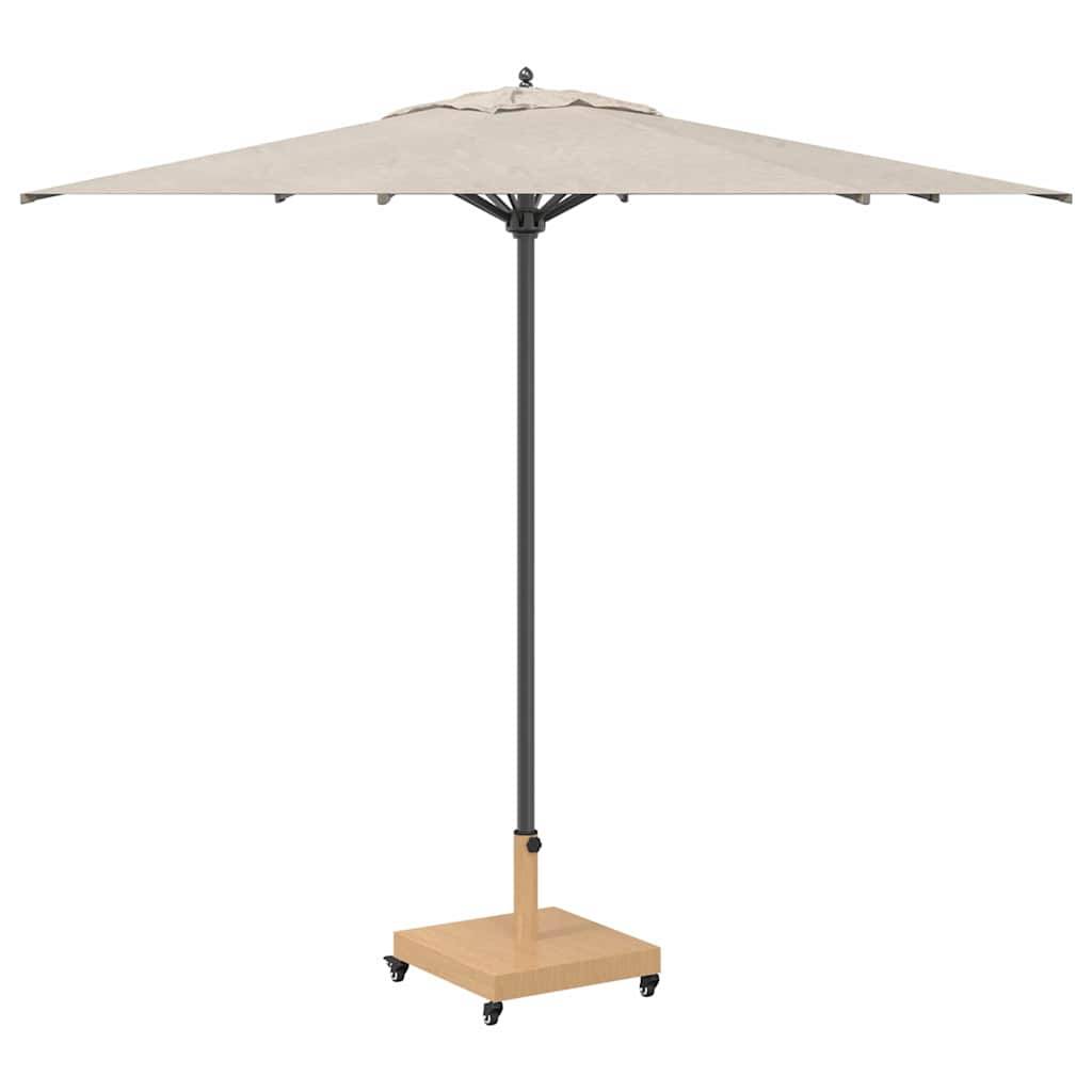 Ein großer, beiger Outdoorschirm mit quadratischer Sonnendachfläche, gestützt von einer dunklen Metallstange, steht auf einer Holzbasis mit Rollen für Mobilität.