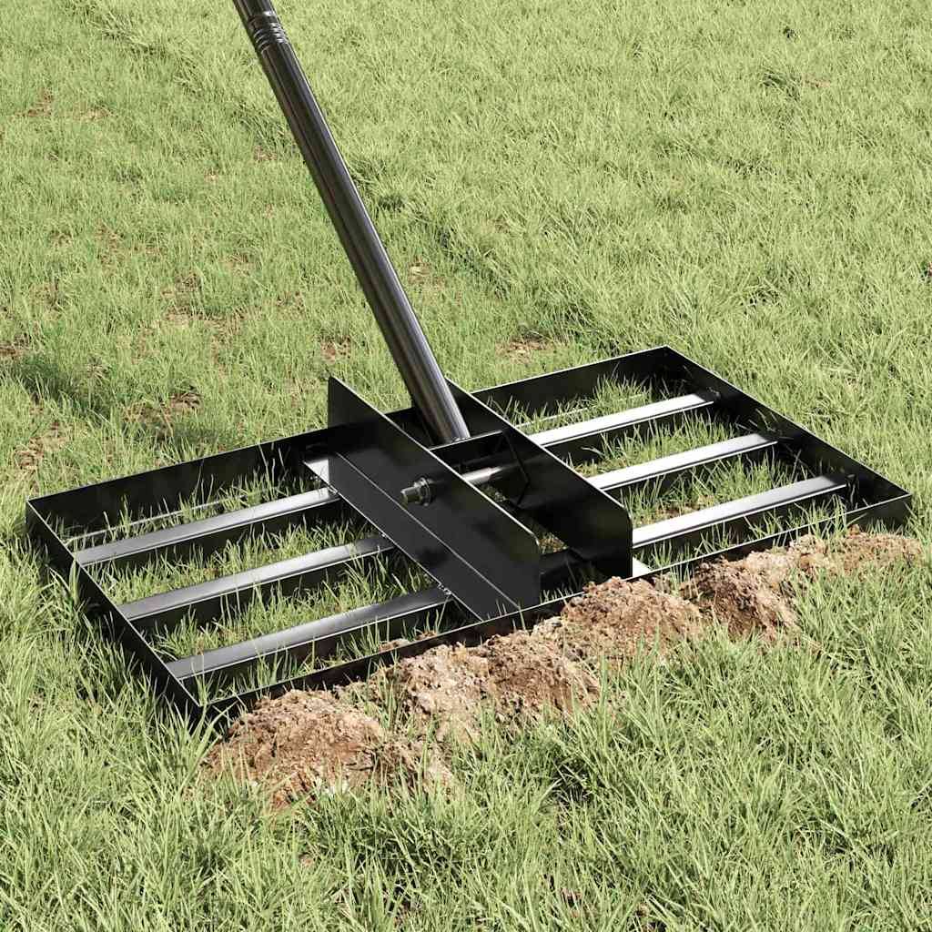 Ein metallisches Rasennivellierungswerkzeug mit parallelen Klingen wird gezeigt, während es den Rasen glättet und ebnet. Das Werkzeug ist leicht gewinkelt und demonstriert seine Funktionalität.
