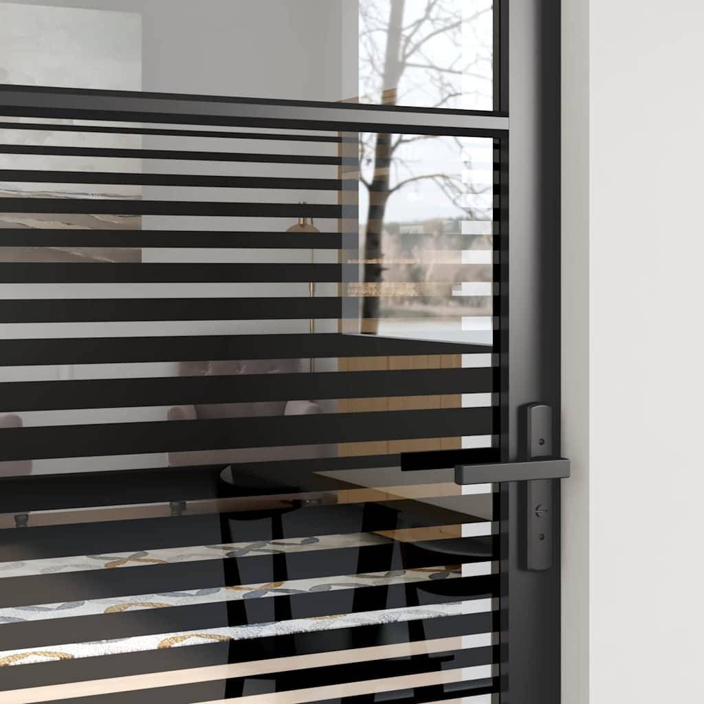 Glastür mit horizontalen schwarzen Streifen, Blick auf einen Büroinnenraum und einen Baum draußen durch das Glas.