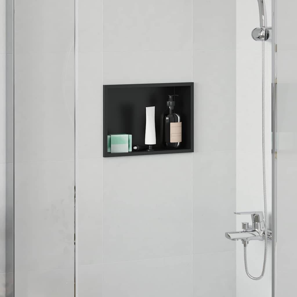 Duschbereich mit einem schwarzen Einbauregal, das verschiedene Toilettenartikel enthält, einem verchromten Regenduschkopf und einem schlichten, minimalistischen Design.