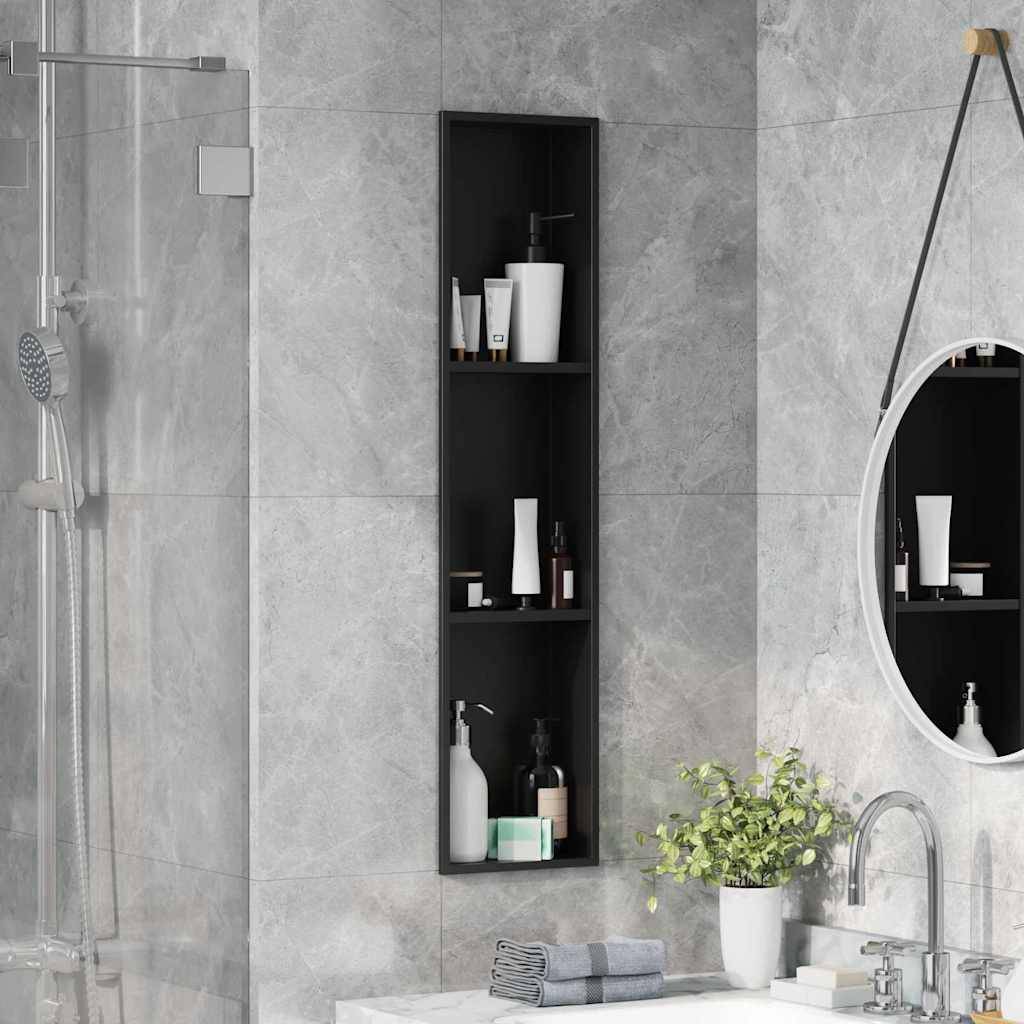 Ein modernes Badezimmer mit grauen Marmorwänden, einem runden Spiegel und einer Glasdusche. Ein schwarzes eingelassenes Regal hält Toilettenartikel, und eine Pflanze steht auf der Theke.