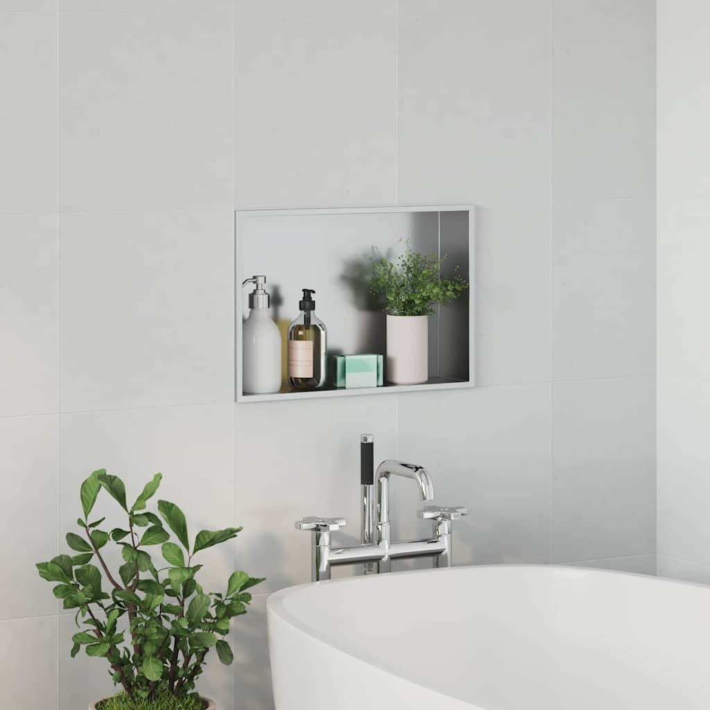 Ein modernes Badezimmer zeigt eine weiße freistehende Badewanne, ein kleines Wandregal mit Körperpflegeprodukten und eine Topfpflanze, die einen Hauch von Grün hinzufügt.