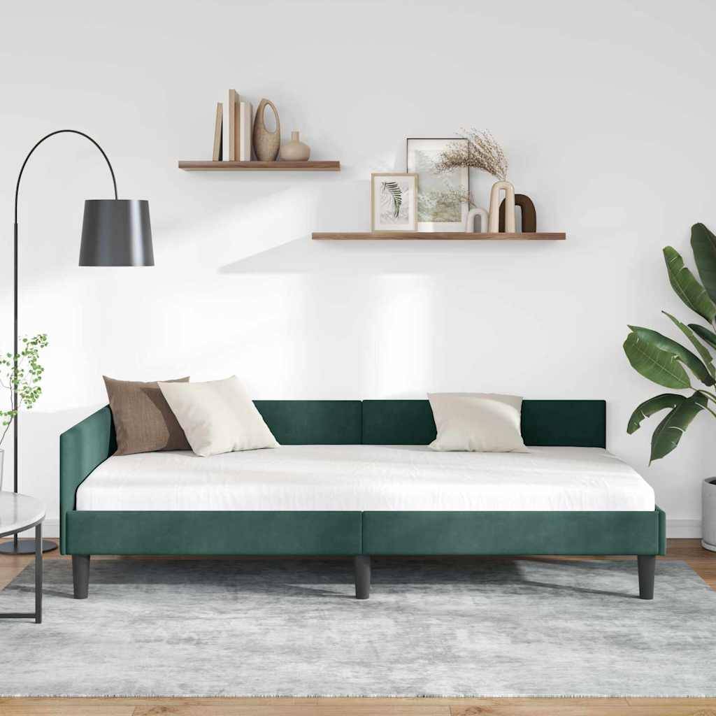 Ein modernes Wohnzimmer mit einem grünen Sofa gegen eine weiße Wand, flankiert von zwei Topfpflanzen. Schwebende Regale zeigen Dekorationsgegenstände.