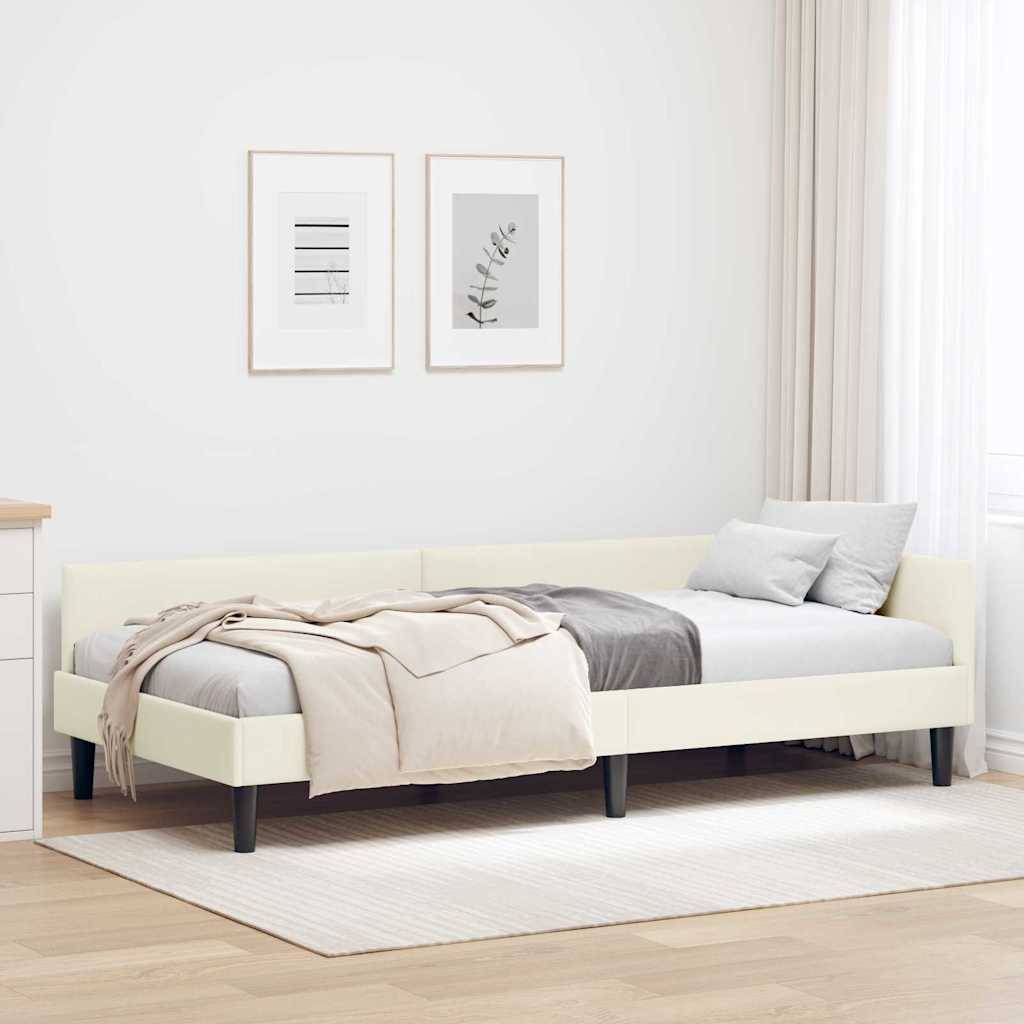 Ein minimalistisches Schlafzimmer mit einem cremefarbenen Bett, einem grau-beigen Bettwäscheset, zwei gerahmten Kunstwerken darüber und hellgefärbten Vorhängen.