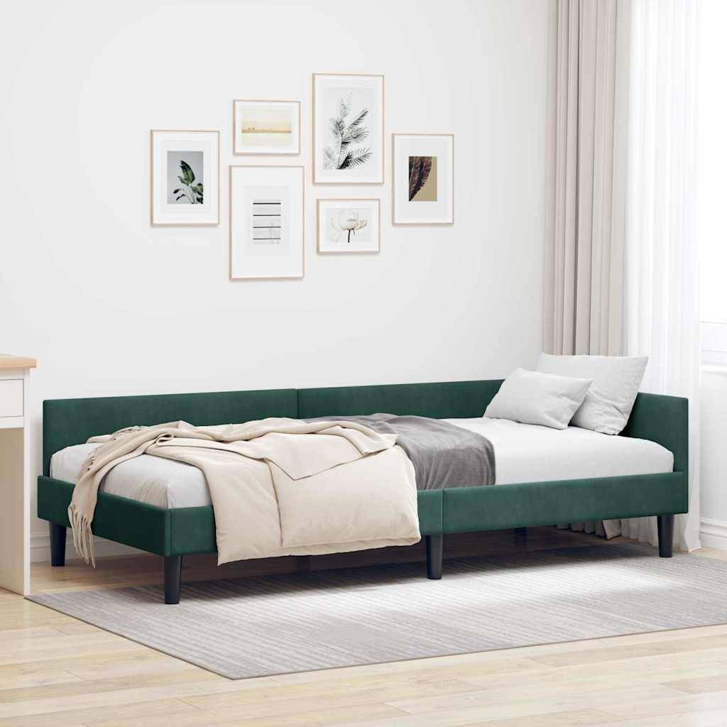 Ein modernes Wohnzimmer verfügt über ein grünes L-förmiges Schlafsofa mit beige und grauen Kissen. Kunstrahmen schmücken die Wand, und transparente Vorhänge filtern weiches Licht.