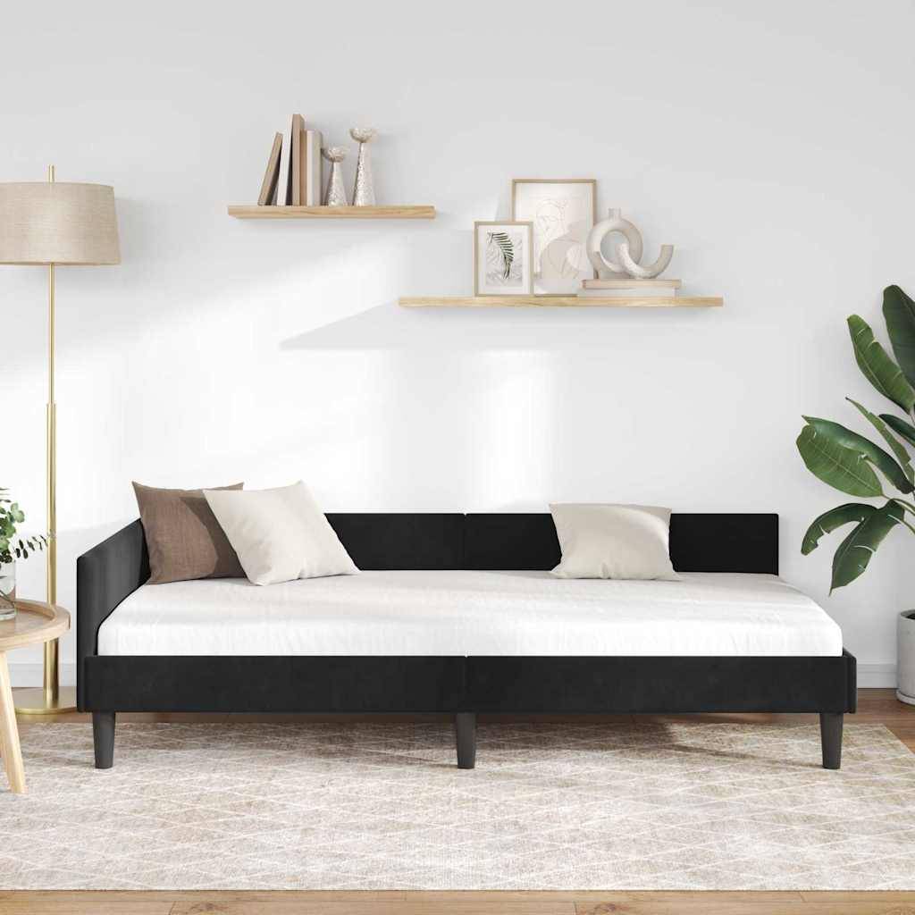 Ein modernes Wohnzimmer verfügt über ein elegantes schwarzes Sofa mit weißen Kissen, eine Holzstehlampe, Wandregale mit Dekorationen und eine Topfpflanze.