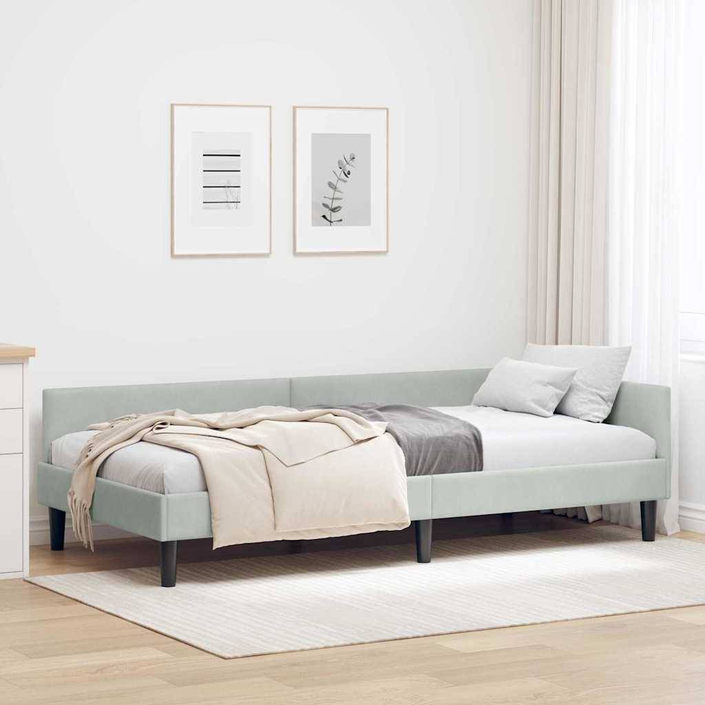 Ein minimalistisches Schlafzimmer mit einem hellgrauen gepolsterten Bett, cremefarbenen Decken, zwei Kissen, gerahmten Kunstwerken an der Wand und transparenten Vorhängen.
