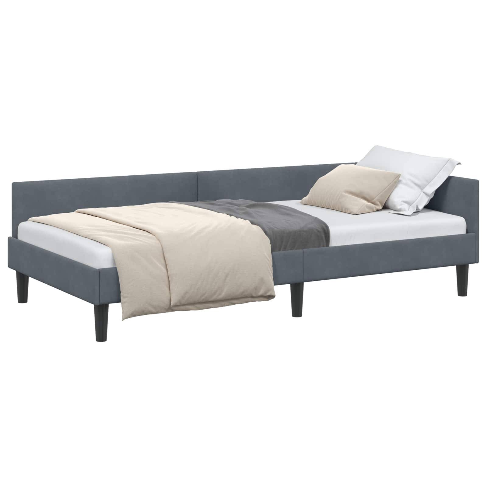 Ein modernes, minimalistisches Tagesbett mit grauem gepolstertem Rahmen, weißer Matratze, grauer und beiger Bettwäsche und zwei Kissen.