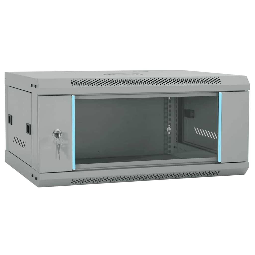 Ein grauer Metall-Wandnetzwerkschrank mit einer transparenten Tür und einem Schloss. Entwickelt zum Aufbewahren und Schützen von Netzwerkausrüstung.