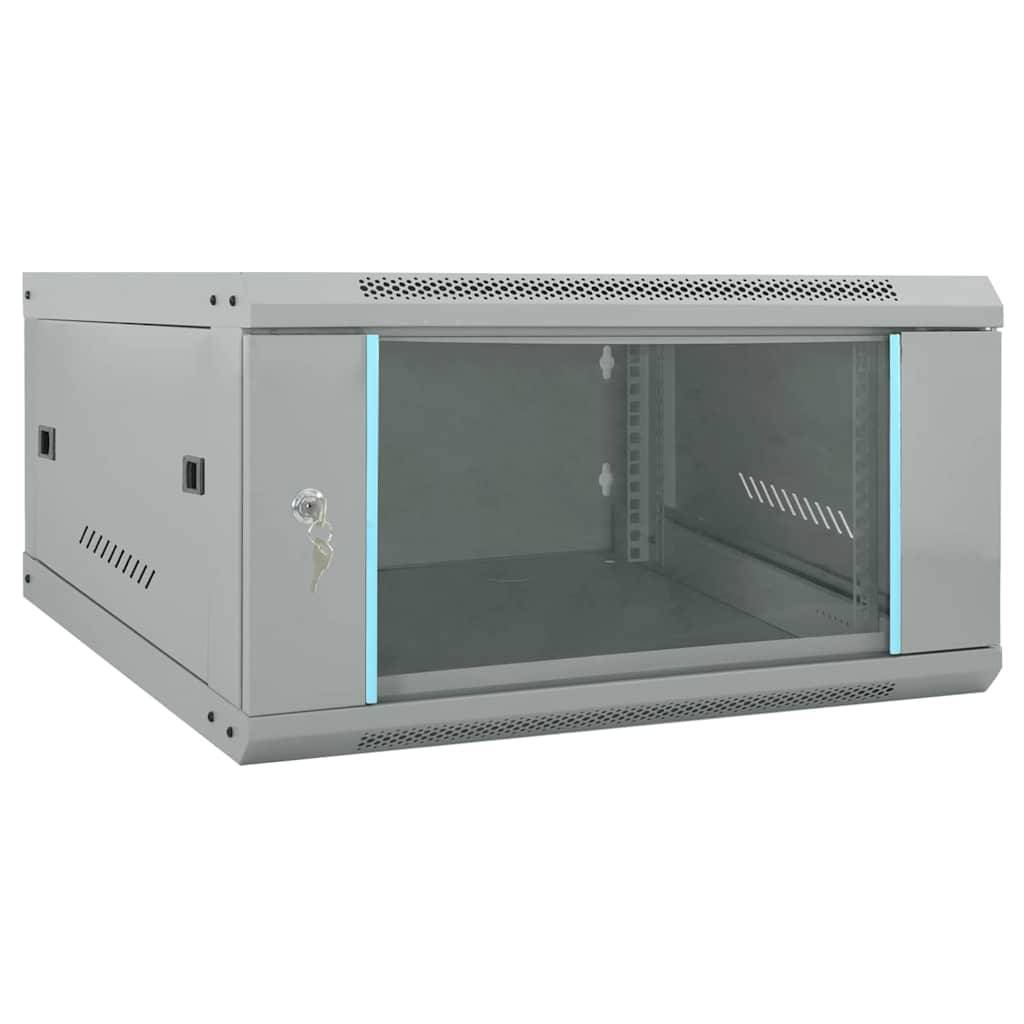Ein grauer, wandmontierter Serverrack mit durchsichtigem Frontpanel und Schlüsselschloss, der zur sicheren Unterbringung von Netzwerkausrüstung dient.