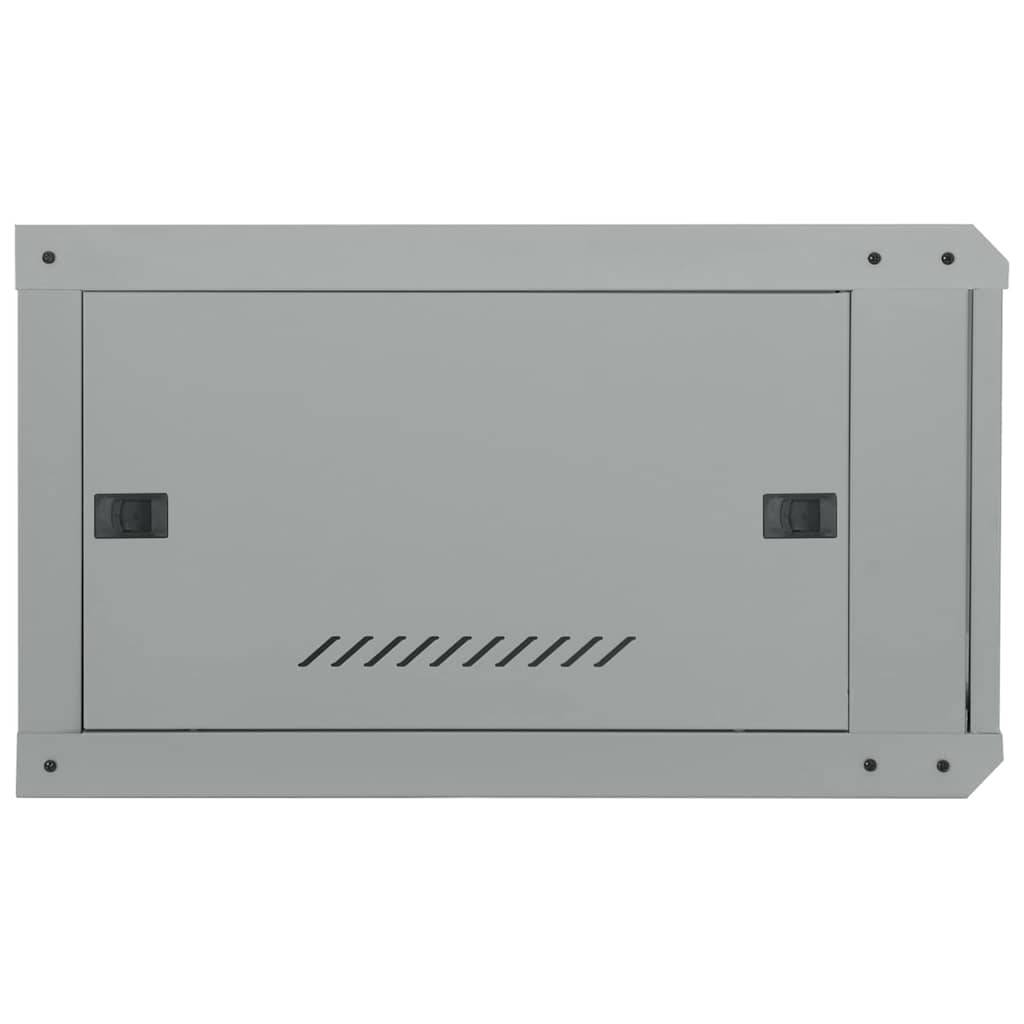 Ein grauer rechteckiger Metallpaneel mit zwei schwarzen Verriegelungen und diagonalen Lüftungsschlitzen am unteren Rand, möglicherweise eine Elektro- oder Versorgungsabdeckung.