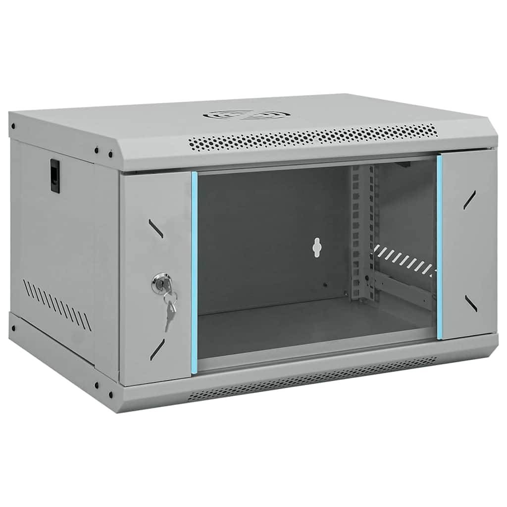 Ein grauer, wandmontierter Serverrack-Schrank mit transparenter Fronttür, Belüftungsschlitzen und einem Schloss für sichere Aufbewahrung.