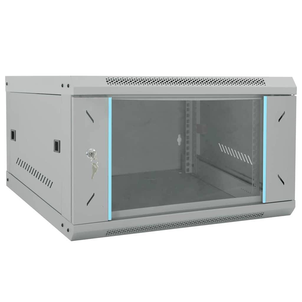 Ein grauer, wandmontierter Netzwerkschrank mit Glastür, die durch ein Schlüsselschloss gesichert ist und für die Organisation und den Schutz elektronischer Geräte konzipiert wurde.
