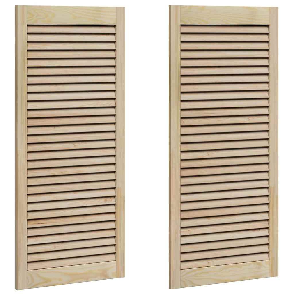 Zwei Fensterläden aus Holz mit Lamellen und natürlicher Oberfläche, nebeneinander stehend, die ein klassisches Design für den Innenbereich präsentieren.