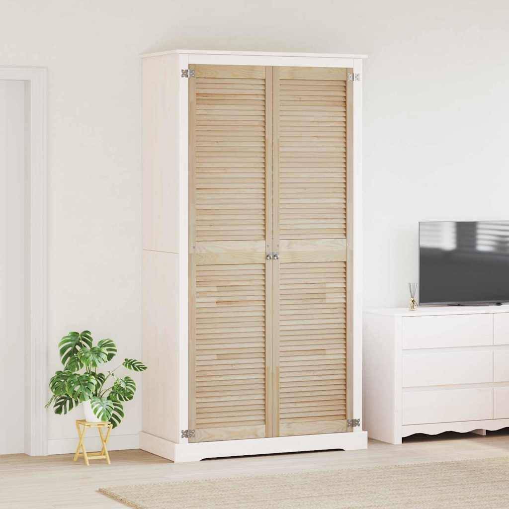 Ein modernes Wohnzimmer zeigt einen hohen Holzschrank mit Lamellentüren, eine schlanke weiße Kommode mit einem Flatscreen-Fernseher darauf und eine Zimmerpflanze.