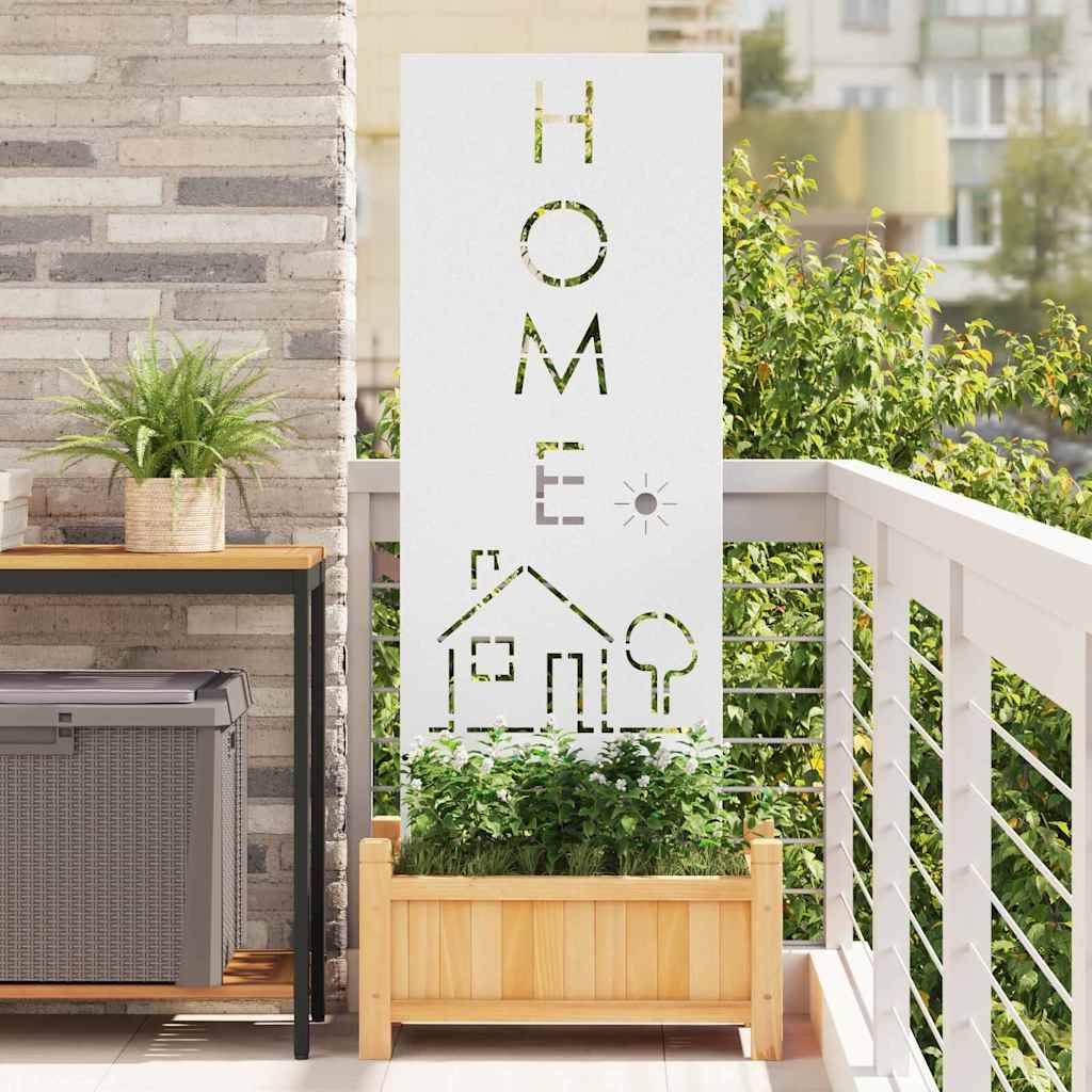 Ein sonnendurchfluteter Balkon zeigt eine Ziertafel mit Ausschnitten, die das Wort ‚HOME' bilden, zusammen mit einer Haussilhouette, einem Baum und einer Sonnensilhouette.