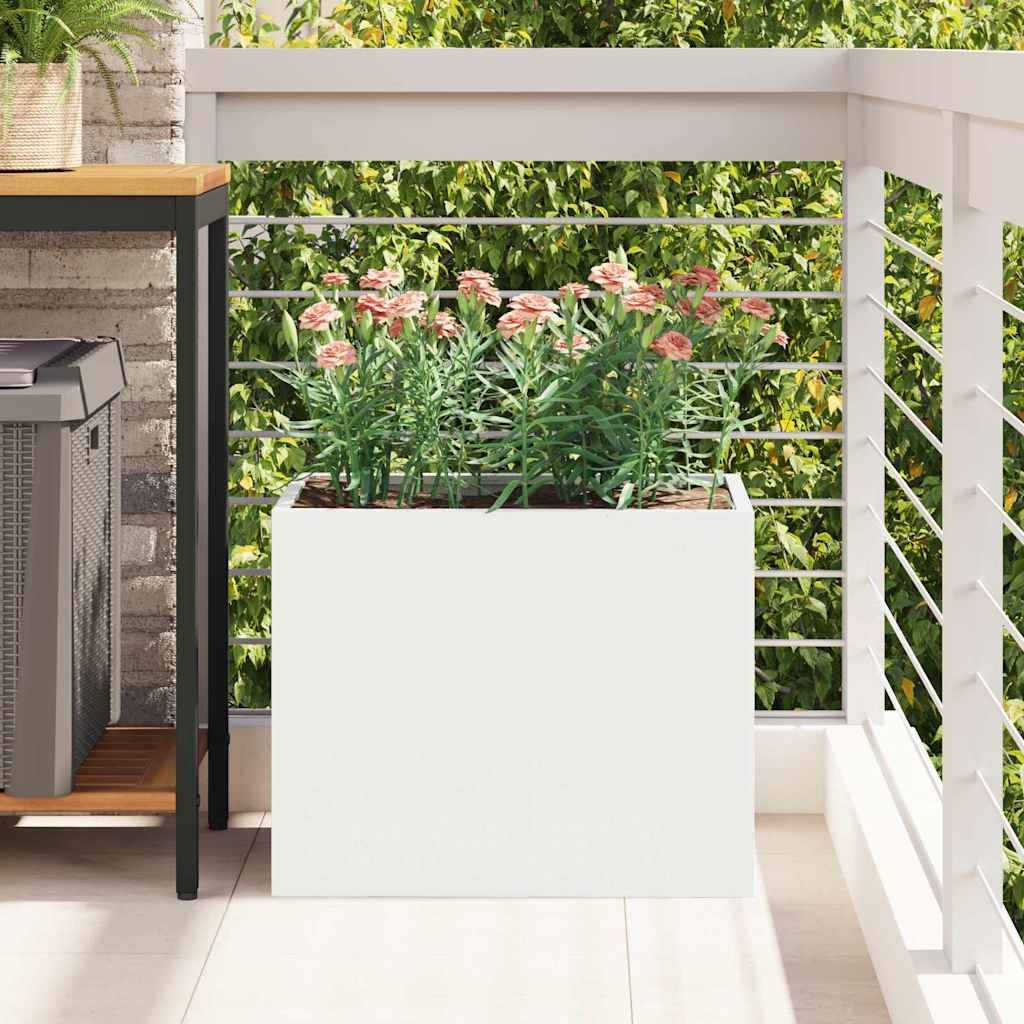 Eine Topfpflanze mit rosa Blüten steht auf einem Balkon. Der Hintergrund zeigt grünes Laub und eine helle, sonnige Atmosphäre.