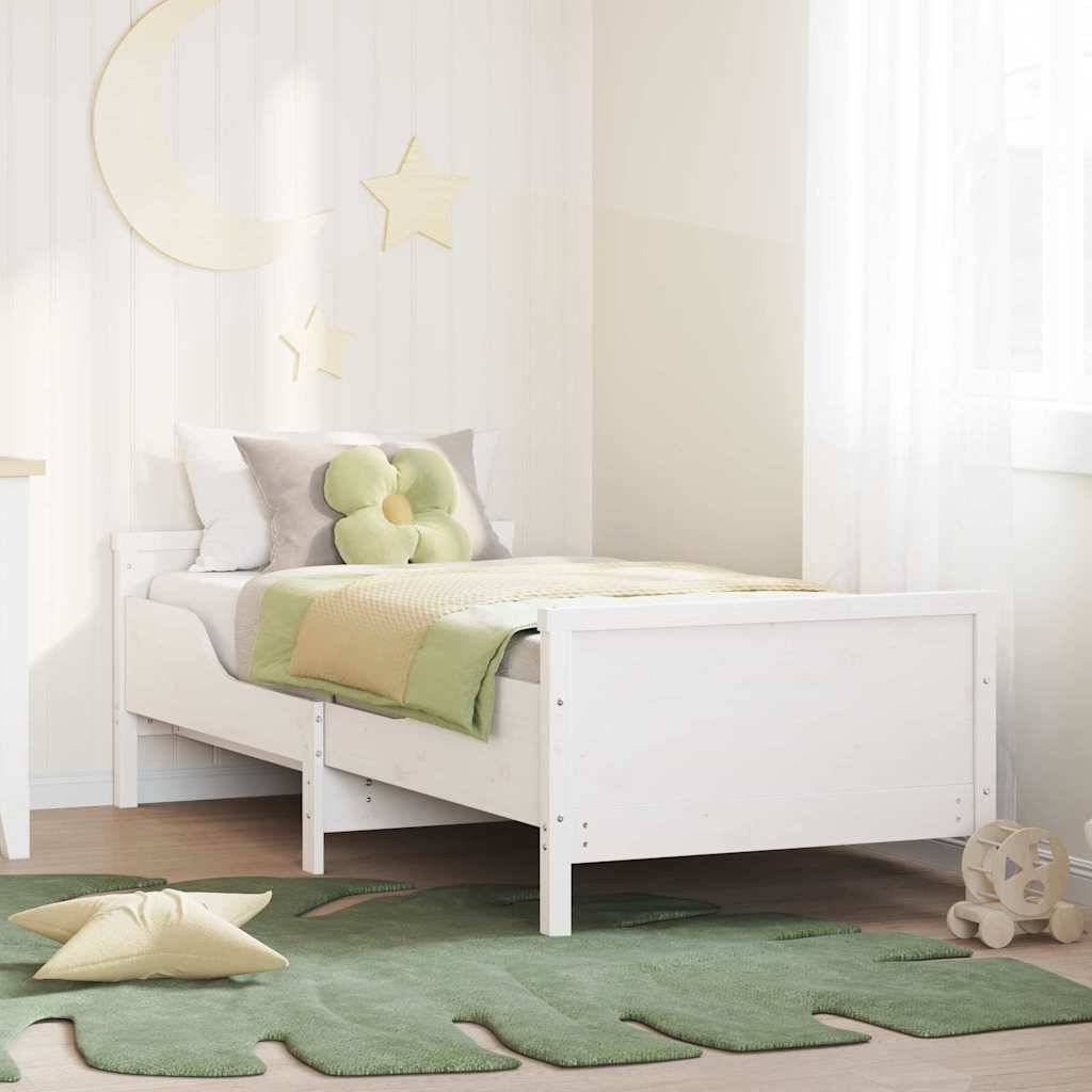 Ein helles Kinderzimmer mit einem weißen Einzelbett, grünem Teppich, Stern-Wanddekoration und weicher Pastellbettwäsche in einem minimalistischen, luftigen Raum.