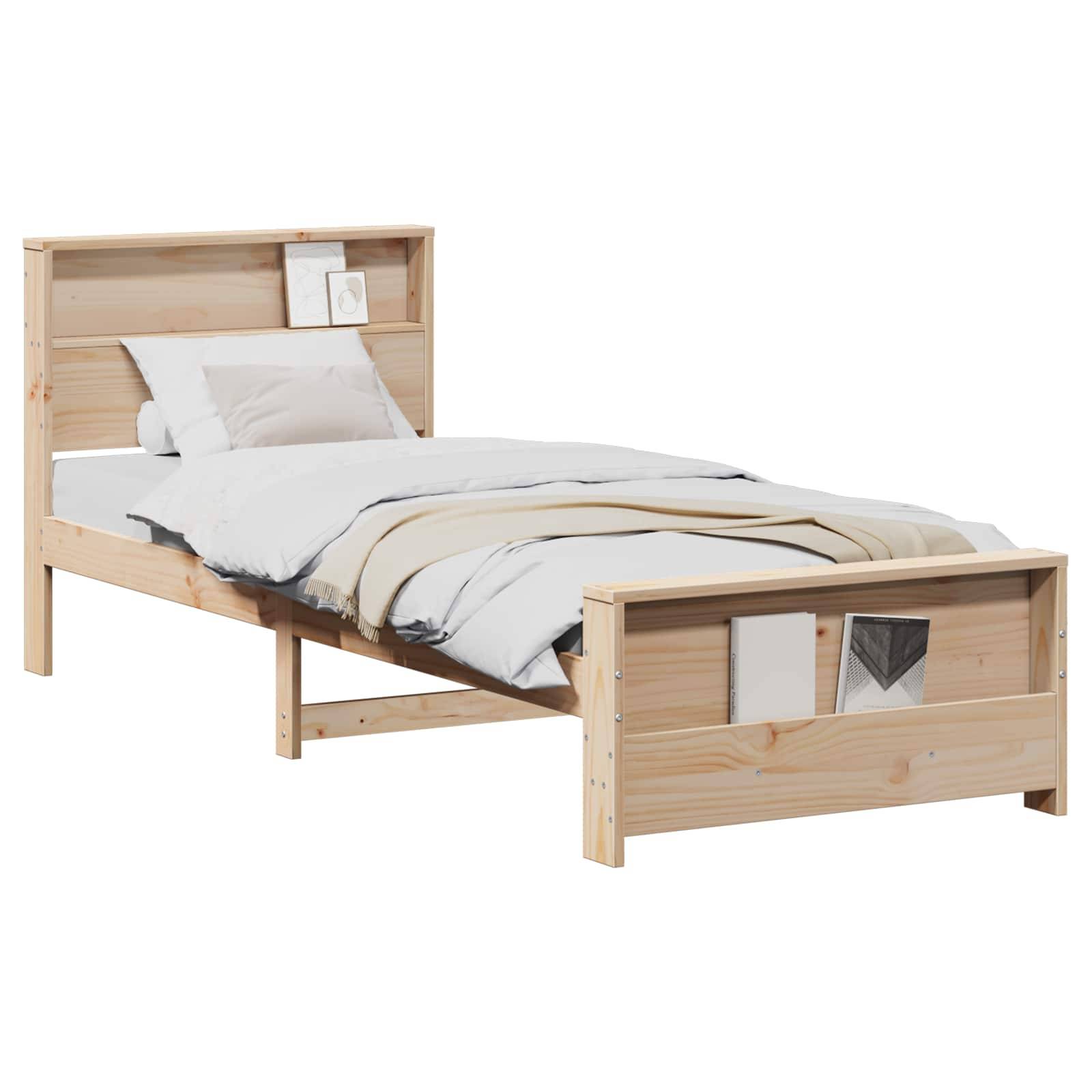 Ein hölzernes Einzelbett mit Kopf- und Fußteil, das integrierte Buch- und Präsentationsregale aufweist. Das Bett ist mit weißer Bettwäsche bezogen.