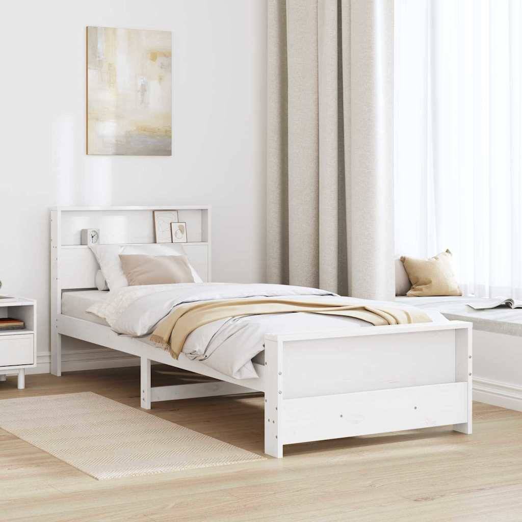 Ein minimalistisches Schlafzimmer mit einem weißen Bett, beigen Bettwäsche, einem Nachttisch mit einer Lampe, einem Teppich und einem Wandgemälde, das eine gemütliche Atmosphäre schafft.