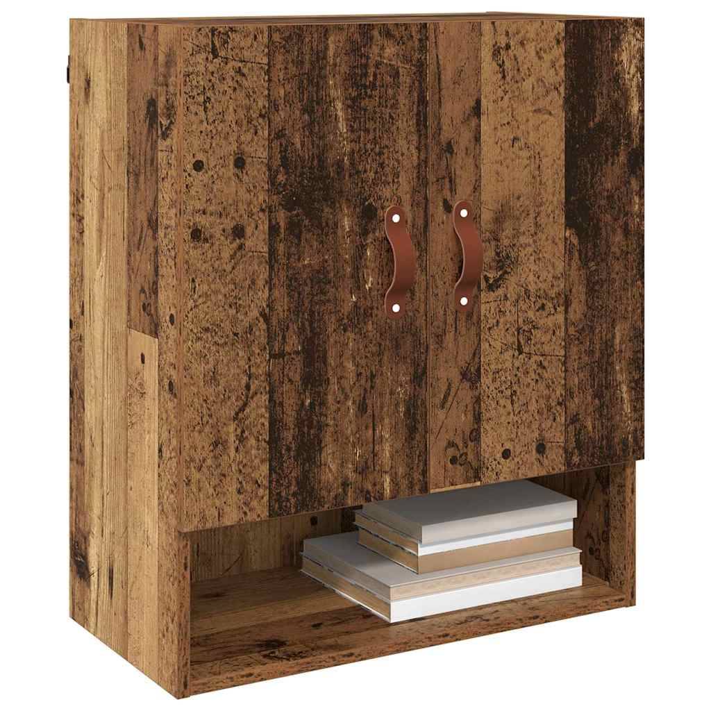 Ein Holzschrank mit rustikaler Oberfläche verfügt über zwei Türen mit geschwungenen Griffen und einem offenen Regal am unteren Teil, auf dem ein Stapel Bücher liegt.
