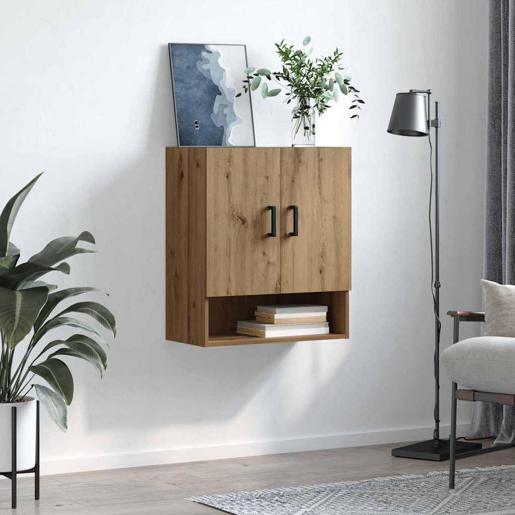 Ein leichter Holzwandschrank in einem Wohnzimmer, mit Pflanzen und einer Lampe in der Nähe, der Bücher trägt und auf dem eine dekorative Fotografie platziert ist.