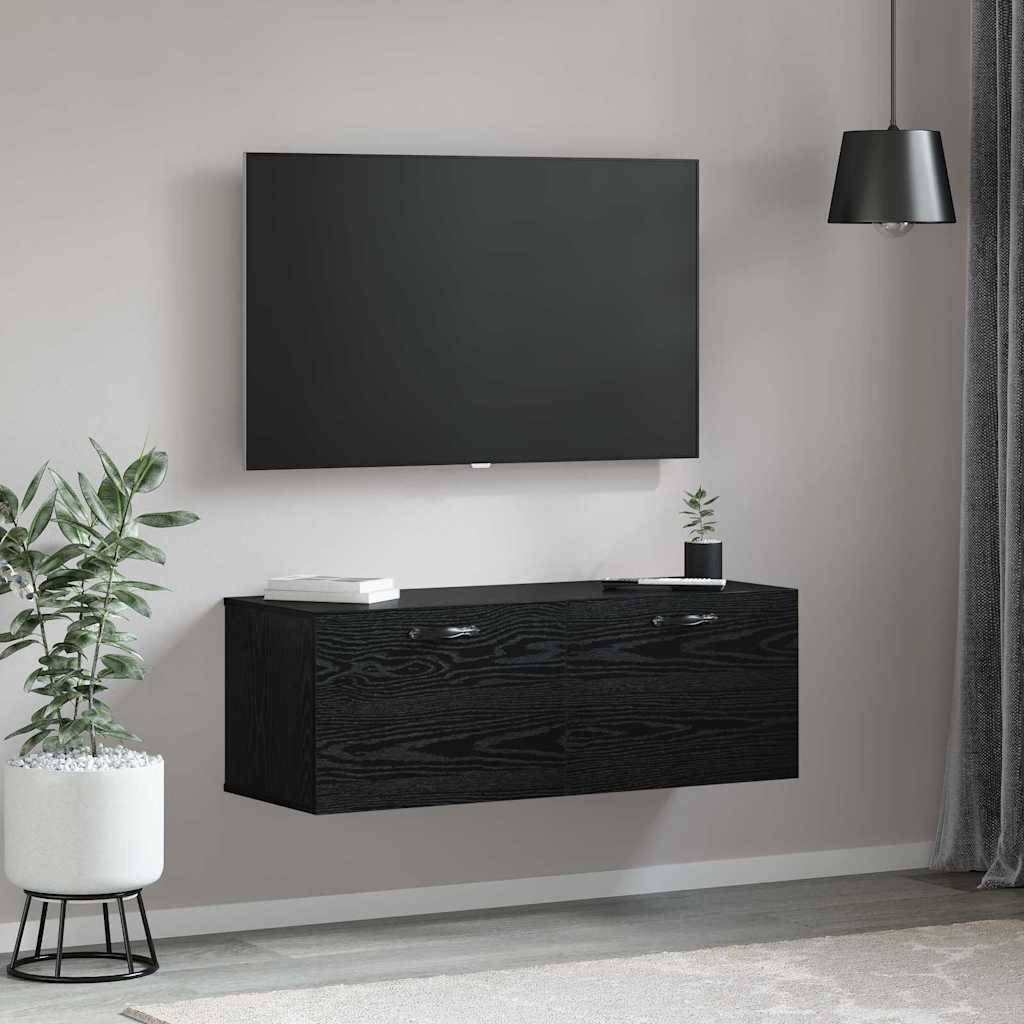 Ein modernes Wohnzimmer zeigt einen schwarzen an der Wand montierten Fernseher über einem dunklen Holzschrank, mit einer Topfpflanze daneben und einer Hängelampe darüber.