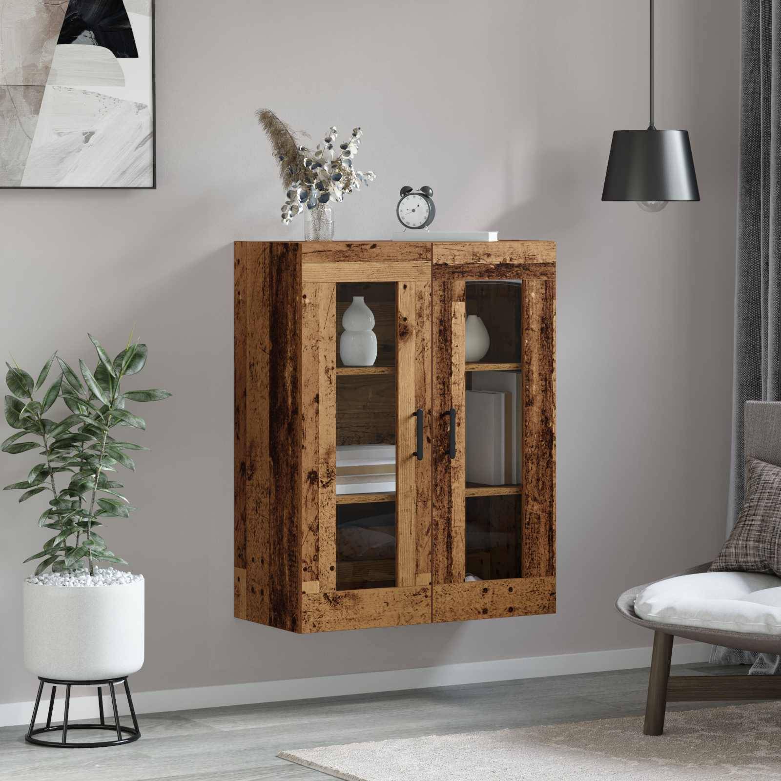 Wandmontierter rustikaler Holzschrank mit Glastüren, in dem Vasen und Bücher in einem modernen Wohnzimmer mit Pflanze, Lampe und Stuhl ausgestellt sind.