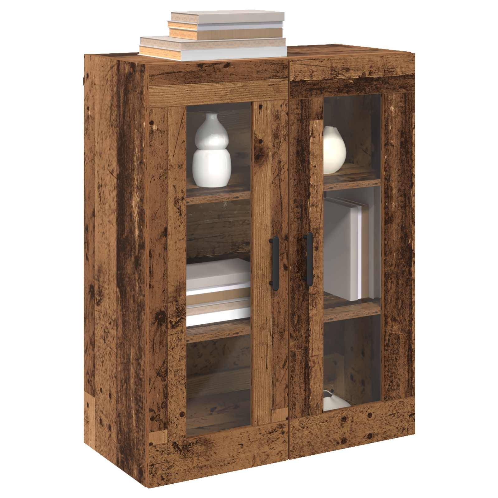 Rustikaler Holzschrank mit zwei Glastüren, schwarzen Griffen und Regalen mit Büchern und dekorativen Vasen.