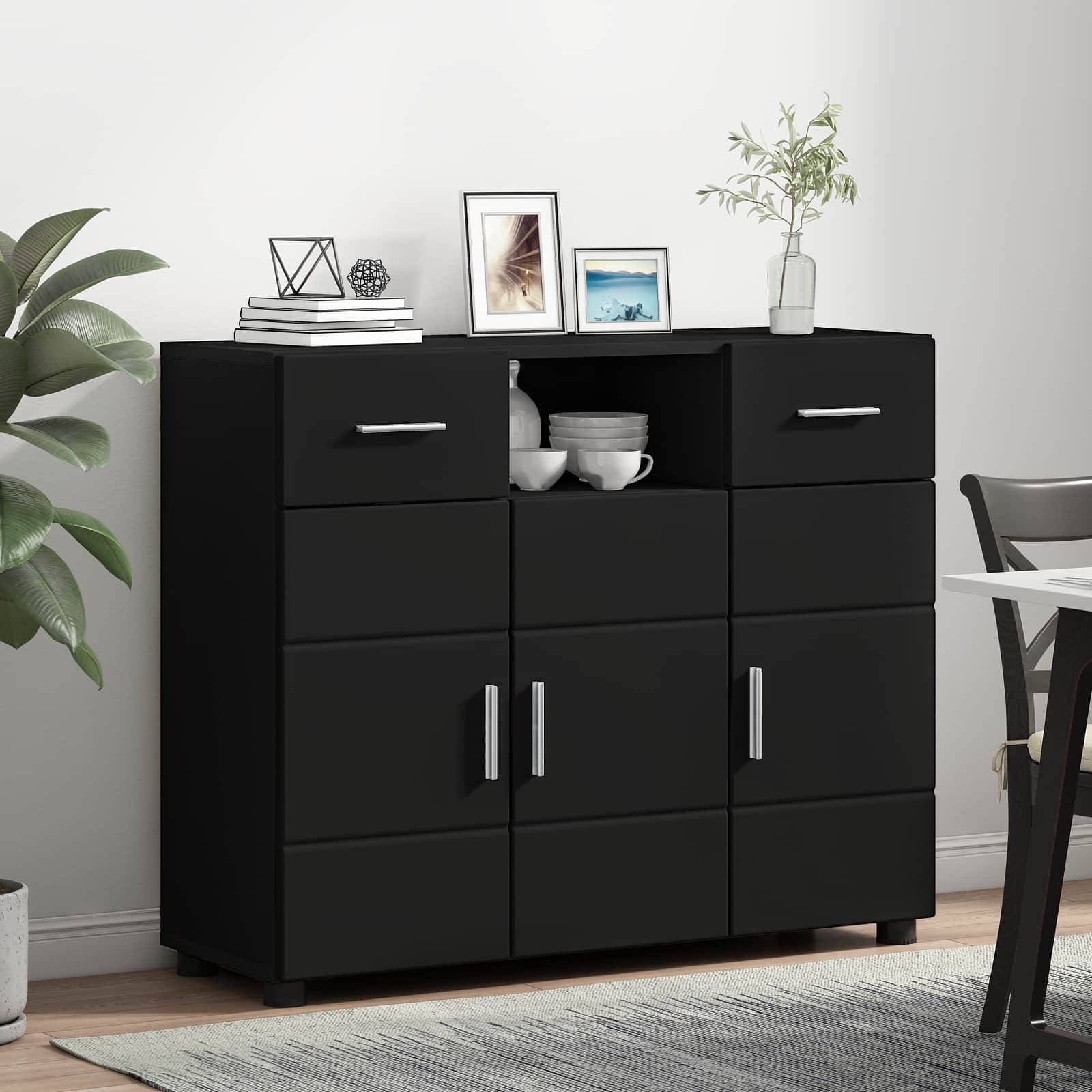 Schwarzer Lagerschrank mit Schubladen und Türen, der Bücher, gerahmte Fotos, Geschirr und Deko in einem modernen Esszimmer präsentiert.