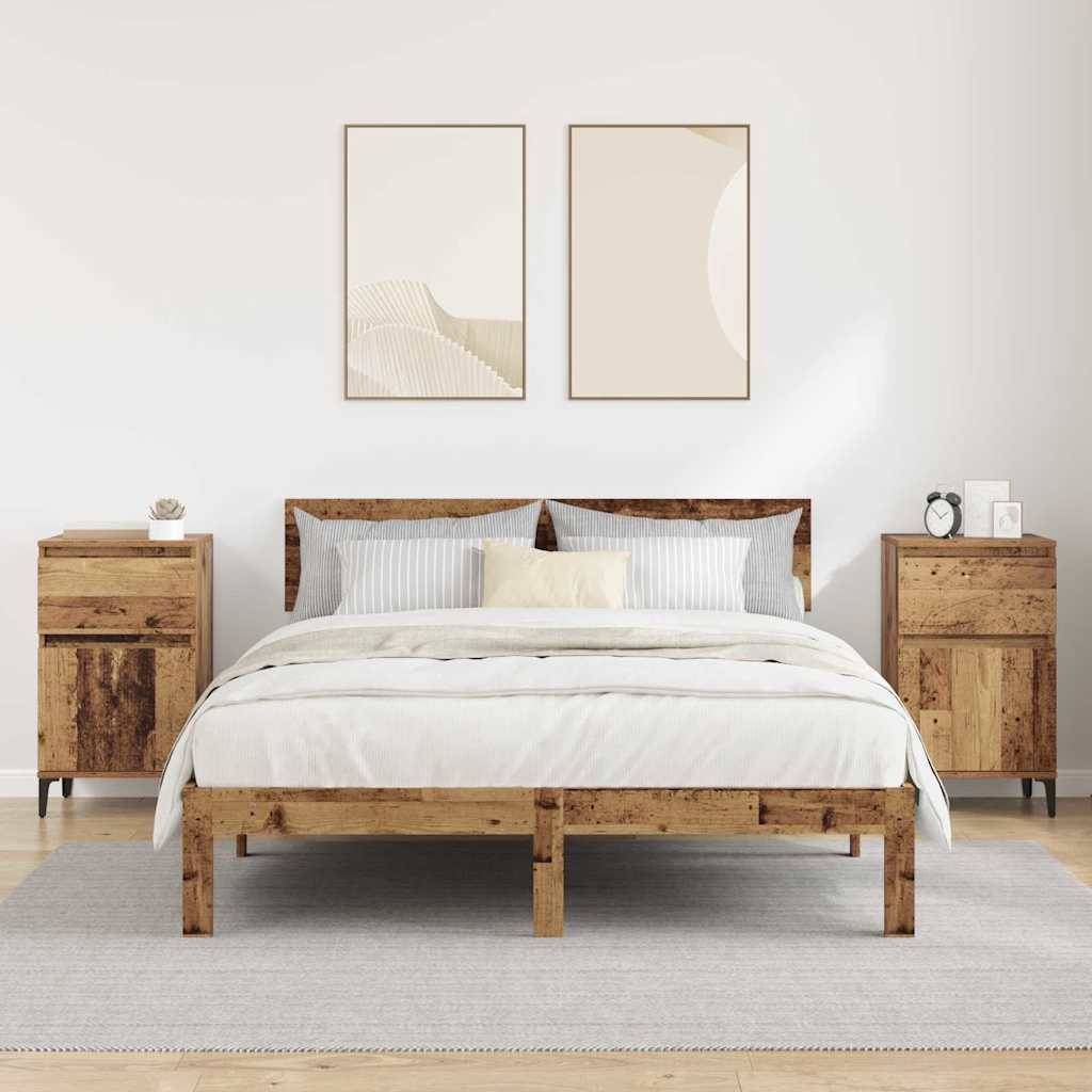 Ein minimalistisches Schlafzimmer zeigt ein Holzbett mit weißer Bettwäsche, flankiert von passenden Holznachttischen. Zwei abstrakte Kunstwerke hängen darüber.