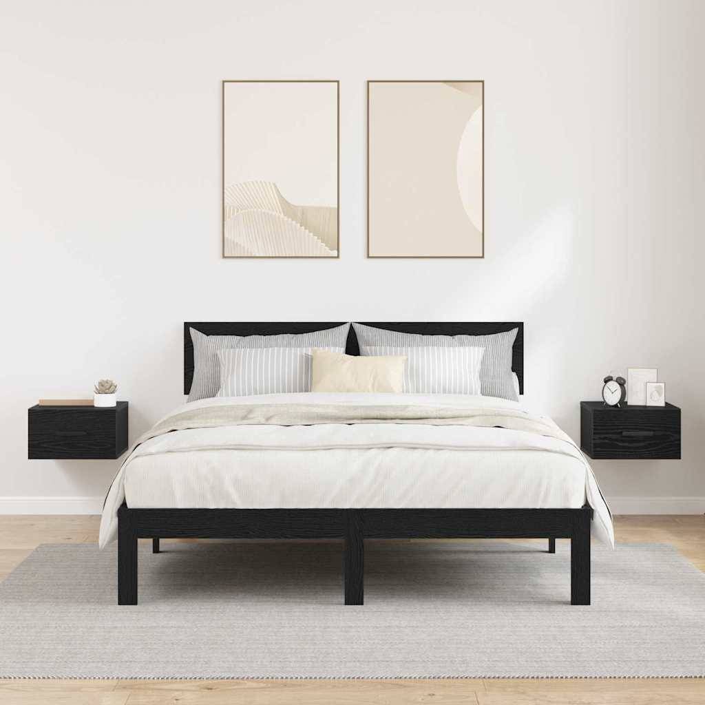 Ein modernes Schlafzimmer zeigt ein Bett mit schwarzem Rahmen und weißer Bettwäsche, zwei schwebende Nachttische und minimalistische Wandkunst über dem Bett.