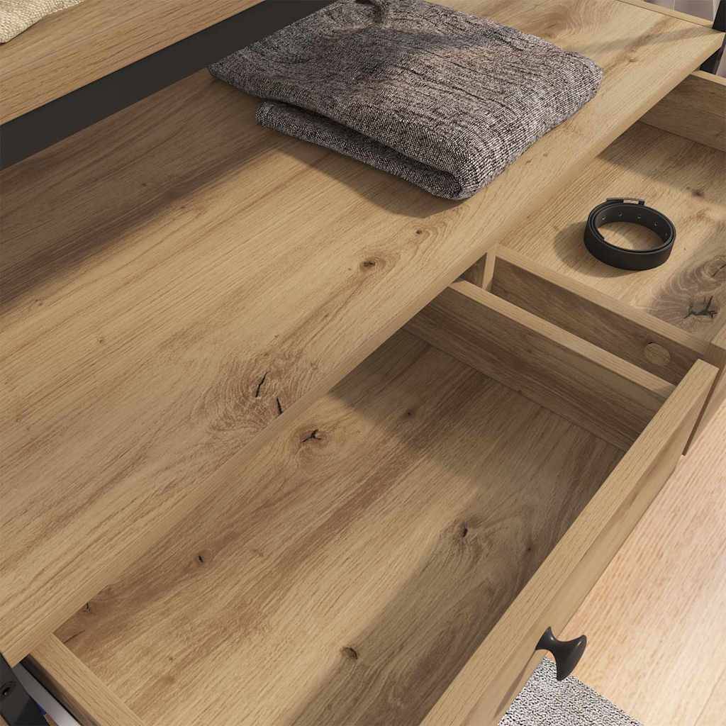 Eine Holzkommode mit offenen Schubladen, ein zusammengelegter grauer Pullover oben drauf und ein schwarzes rundes Objekt in der Nähe auf der Oberfläche.