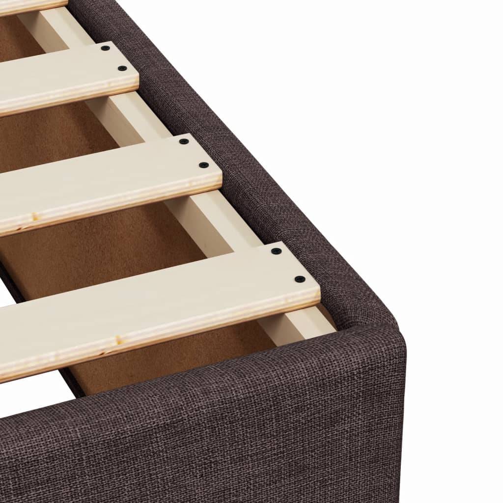 Nahaufnahme eines Bettgestells mit Holzlatten auf einer grauen gepolsterten Basis, die die Konstruktion zur Matratzenunterstützung veranschaulicht.