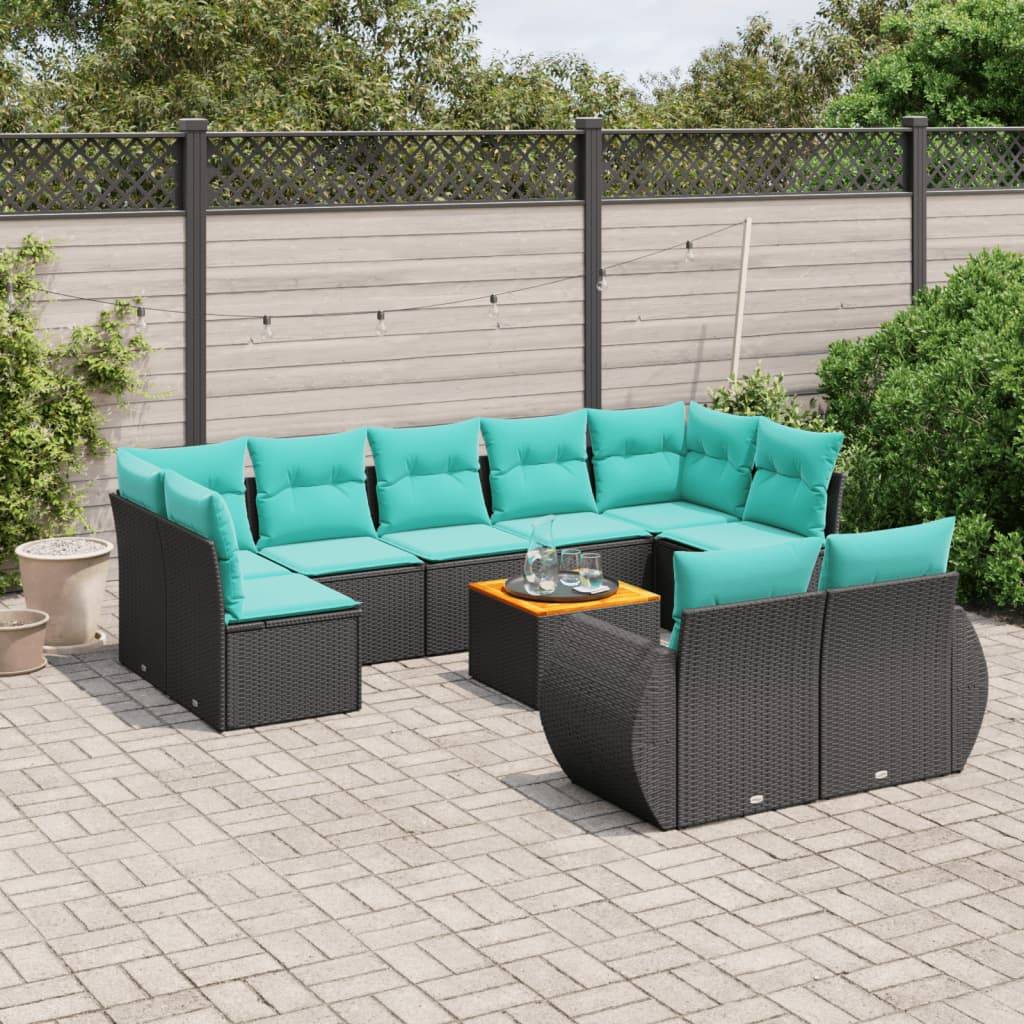 Outdoor-Terrassenset mit türkisfarbenen Kissen, bestehend aus einem L-förmigen Sofa und einem Couchtisch mit orangefarbenem Tablett, auf einem mit Naturstein gepflasterten Bereich.