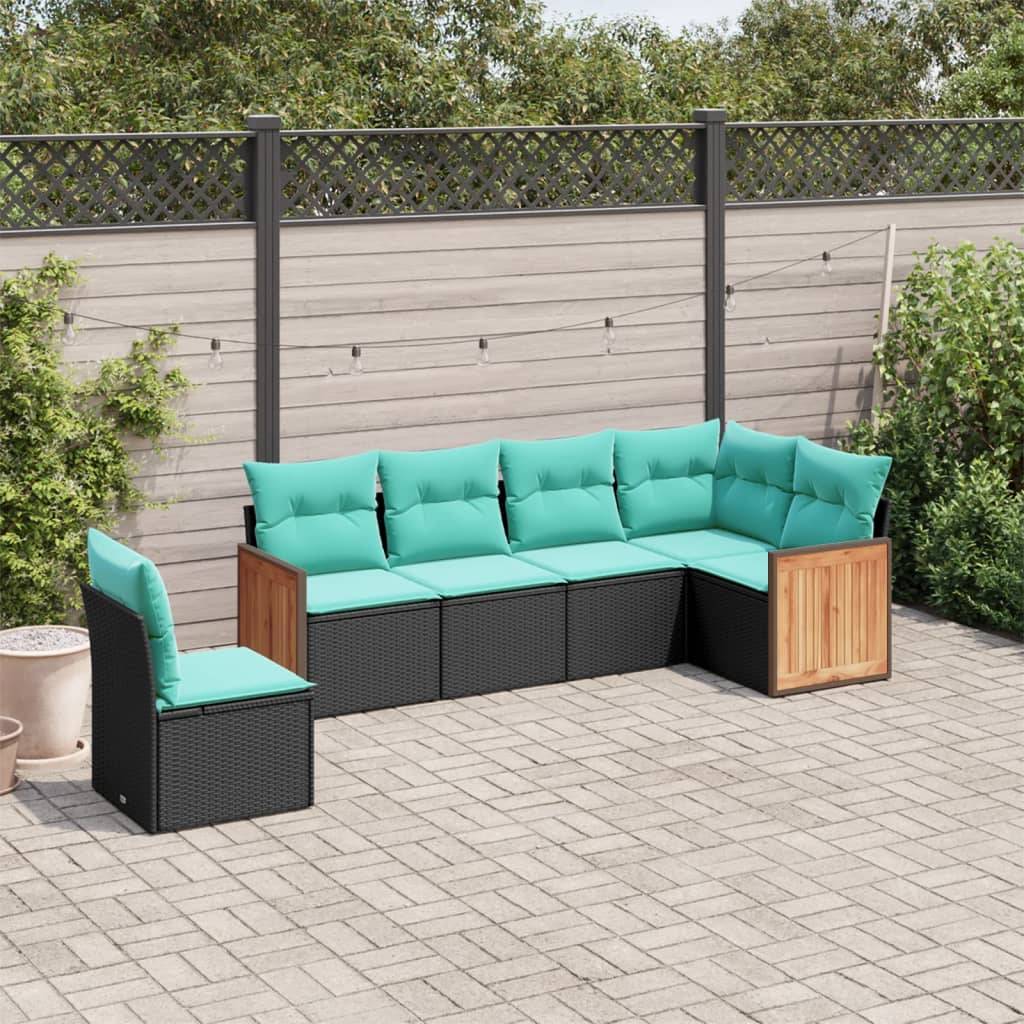 Außenterrasse mit Gartenmöbel-Set aus schwarzem Geflecht, bestehend aus einer Eckcouch und einem Sessel mit petrolblauen Kissen, auf Steinfußboden, umgeben von Grünpflanzen.