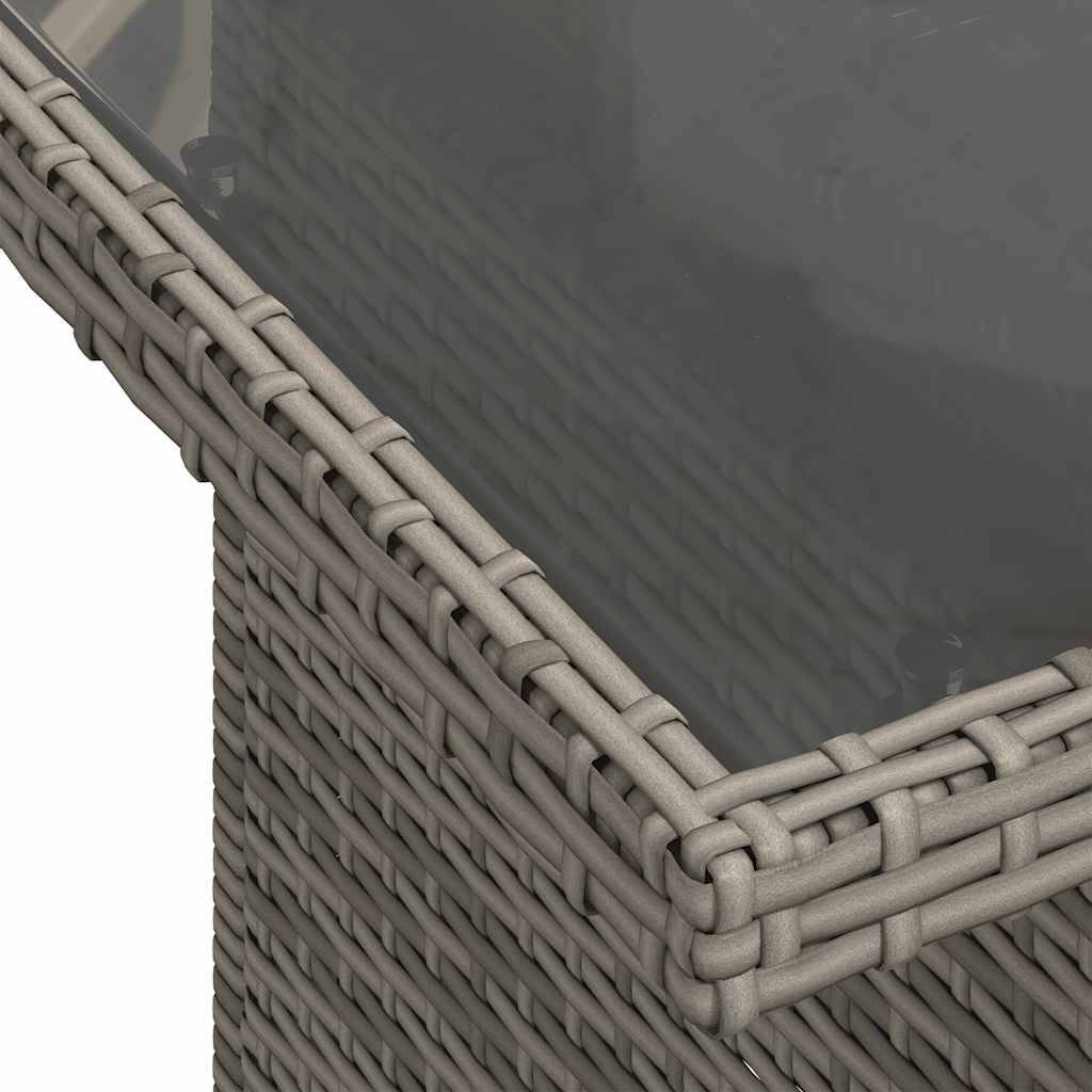 Geflochtene Outdoor-Möbel aus Rattan mit einer Glasplatte, die einen Nahaufnahme des gewebten Musters und der reflektierenden Oberfläche zeigt und dabei Textur und Material betont.