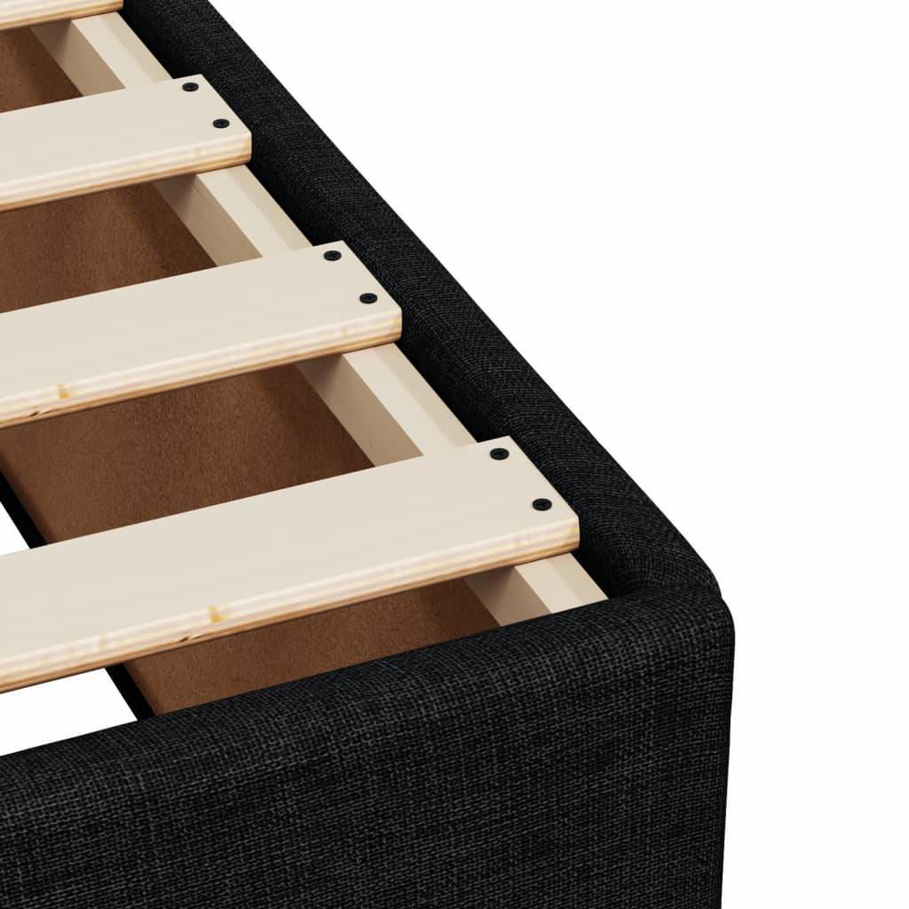 Ein schwarzer gepolsterter Bettrahmen mit sichtbaren Holzlatten darunter, der zur Matratzenunterstützung konzipiert ist.