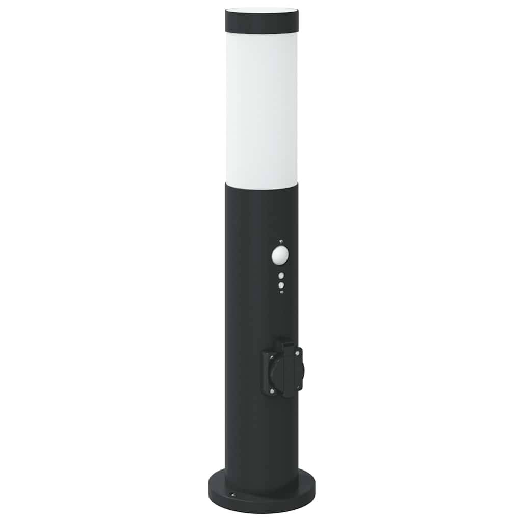 Eine zylindrische Außenlampe mit Laternenmast, die einen weißen Oberteil und eine schwarze Basis hat, mit einem kleinen Sensor und einer Steckdose im unteren Bereich.