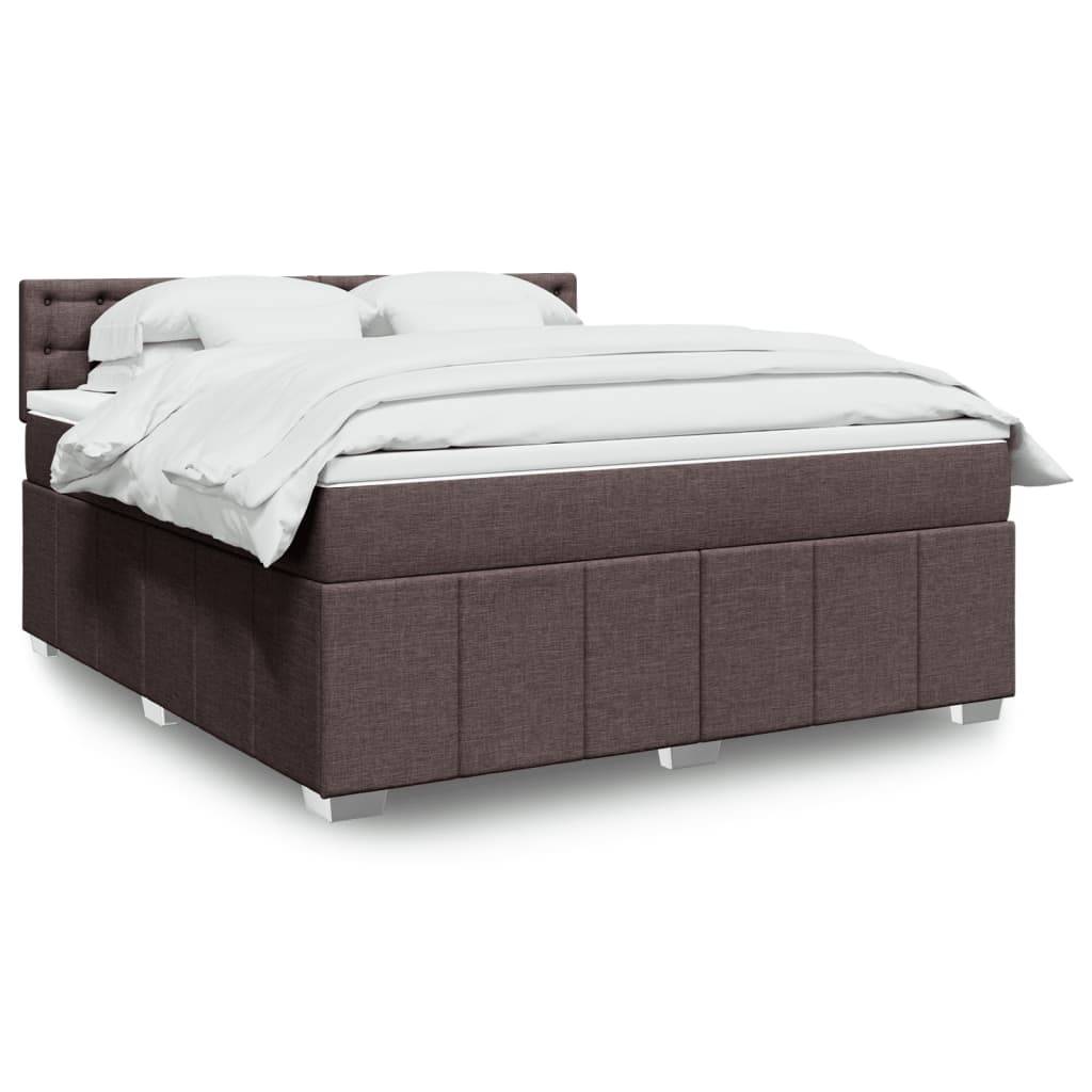 Ein modernes Doppelbett mit gepolstertem Kopfteil mit Ziernaht und einer plüschigen Matratze, bezogen mit weißer Bettwäsche und einem stilvollen Design.