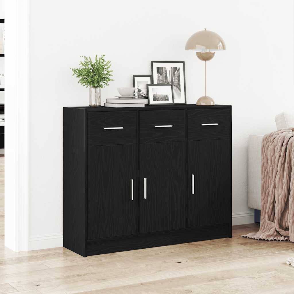 Ein schwarzer Holzschrank mit drei Schubladen und drei Türen, auf dem eine Pflanze, Bücher, eine Vase und eine Lampe in einem hellen Wohnzimmer stehen.
