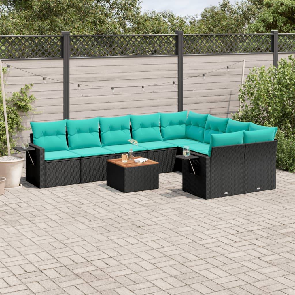 Outdoor-Patio-Set mit einer Eckcouch aus Geflecht, ausgestattet mit türkisfarbenen Kissen, und einem Couchtisch auf einer gepflasterten Fläche, umgeben von einem Holzzaun.