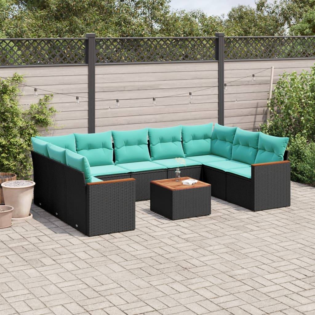 Außenterrasse mit einem schwarzen Rattan-Ecksofa, ausgestattet mit türkisfarbenen Kissen, um einen quadratischen Holztisch herum, in einem eingezäunten Gartenbereich.