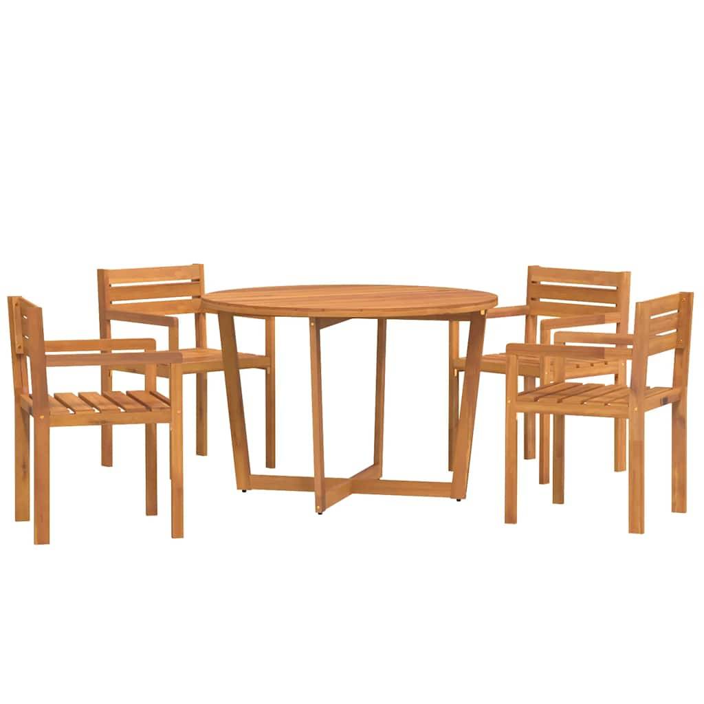Ein runder Holztisch ist von vier passenden Holzstühlen mit Armlehnen umgeben, vor einem einfarbigen weißen Hintergrund.