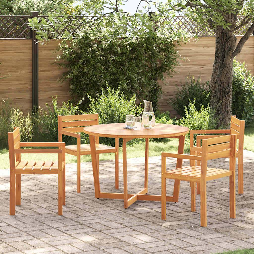 Eine Holz-Terrassenmöbelgruppe mit einem runden Tisch und vier Stühlen auf einer gepflasterten Fläche; eine Kanne und Gläser stehen auf dem Tisch, umgeben von Grünpflanzen.