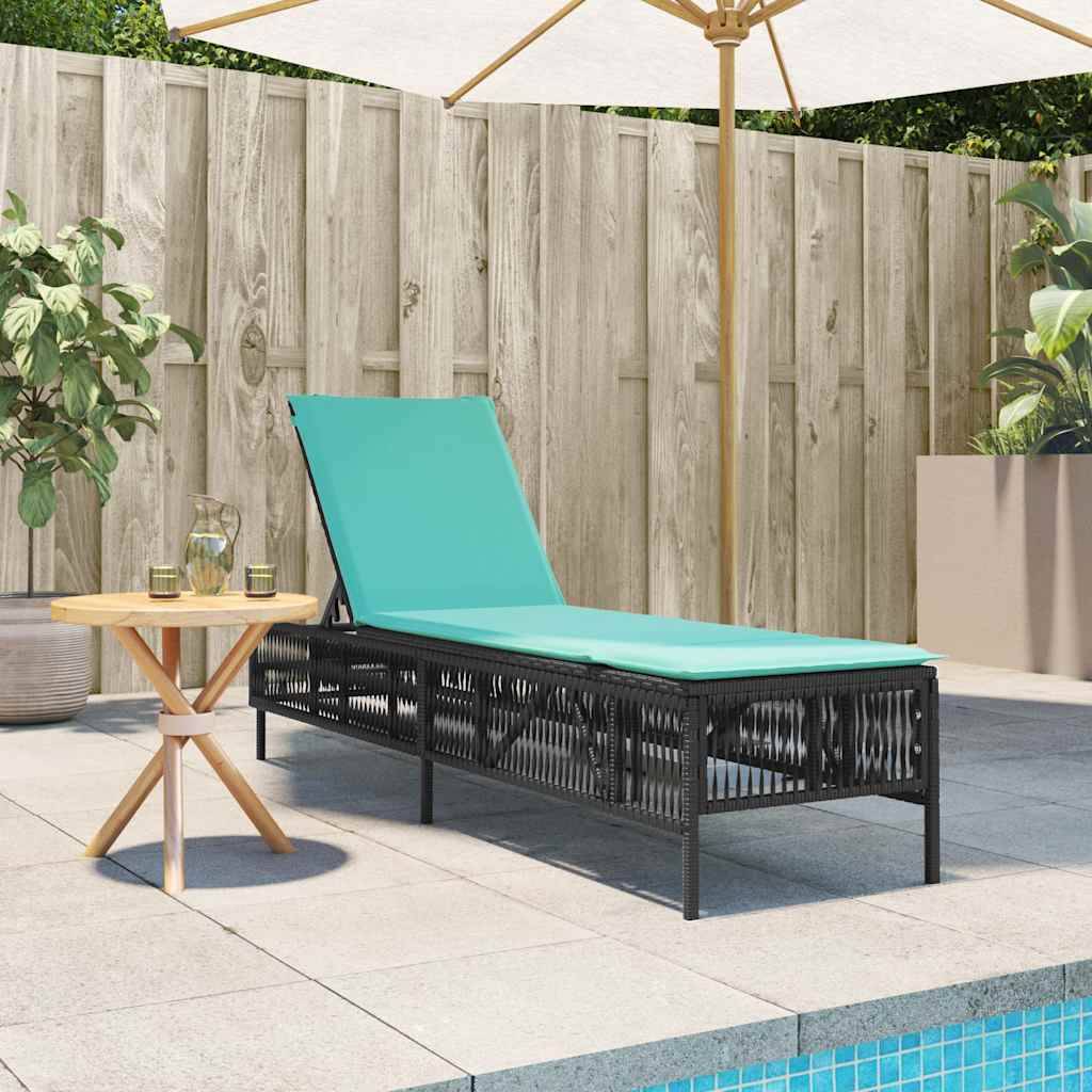 Ein türkisfarbener Liegestuhl neben einem Pool mit einem Holzzaun und einem Sonnenschirm. Zwei Topfpflanzen und ein kleiner Tisch mit Gläsern in der Nähe.