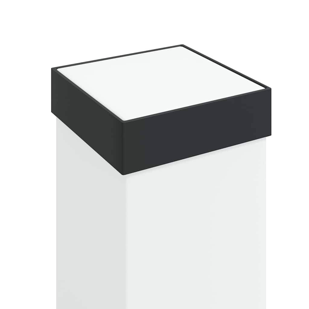 Eine weiße rechteckige Säule, die mit einer schwarz-weißen quadratischen Kappe bekrönt ist, möglicherweise Teil einer modernen architektonischen oder dekorativen Struktur.
