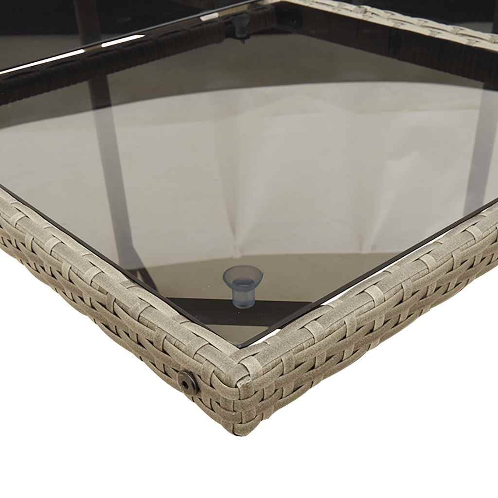 Ein Nahaufnahmebild eines quadratischen Rattangartenrahmens mit einer schützenden Glasplatte, die seine geflochtene Textur und robuste Konstruktion hervorhebt.