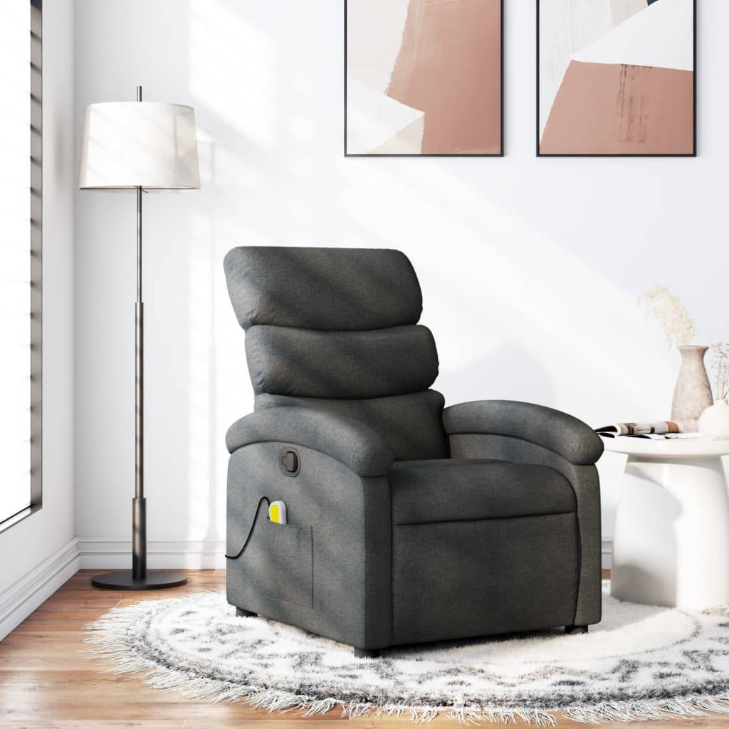Ein modernes Wohnzimmer mit einem dunkelgrauen Relaxsessel, einer Stehlampe, abstrakten Wandkunstwerken und einem kleinen runden Beistelltisch mit Dekoration.