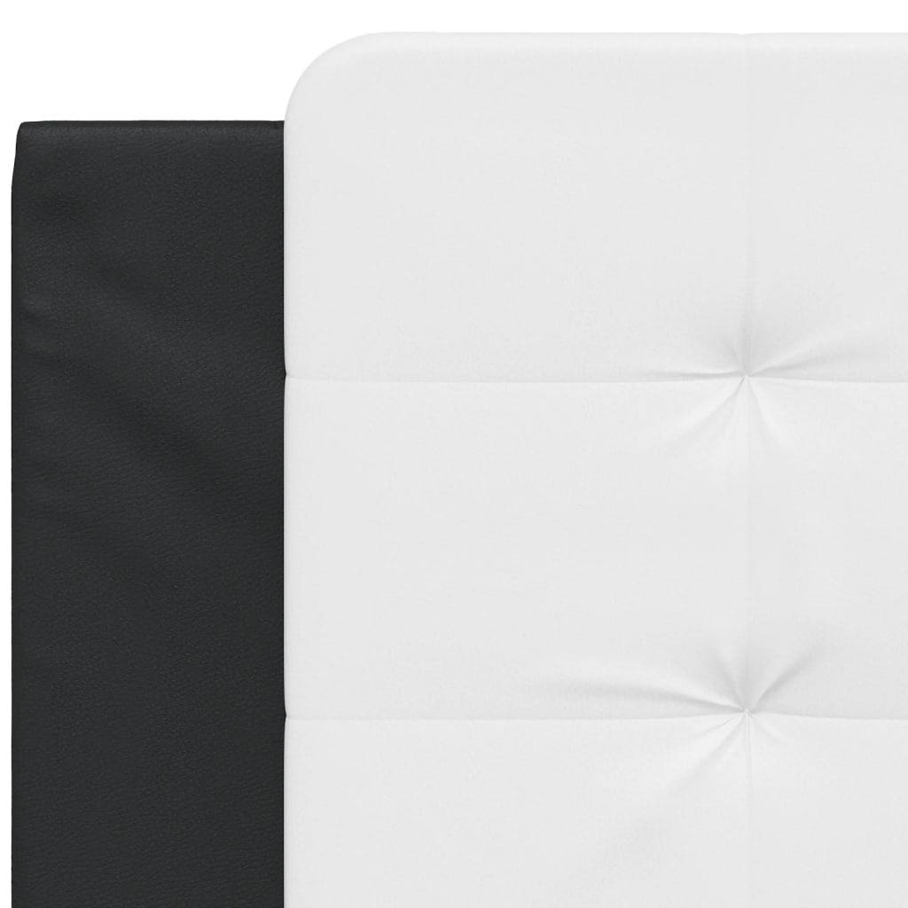 Eine Nahaufnahme eines weißen, gesteppten Stoffes mit sichtbaren Nähten, teilweise gesäumt von einem schwarzen lederähnlichen Material auf der linken Seite.